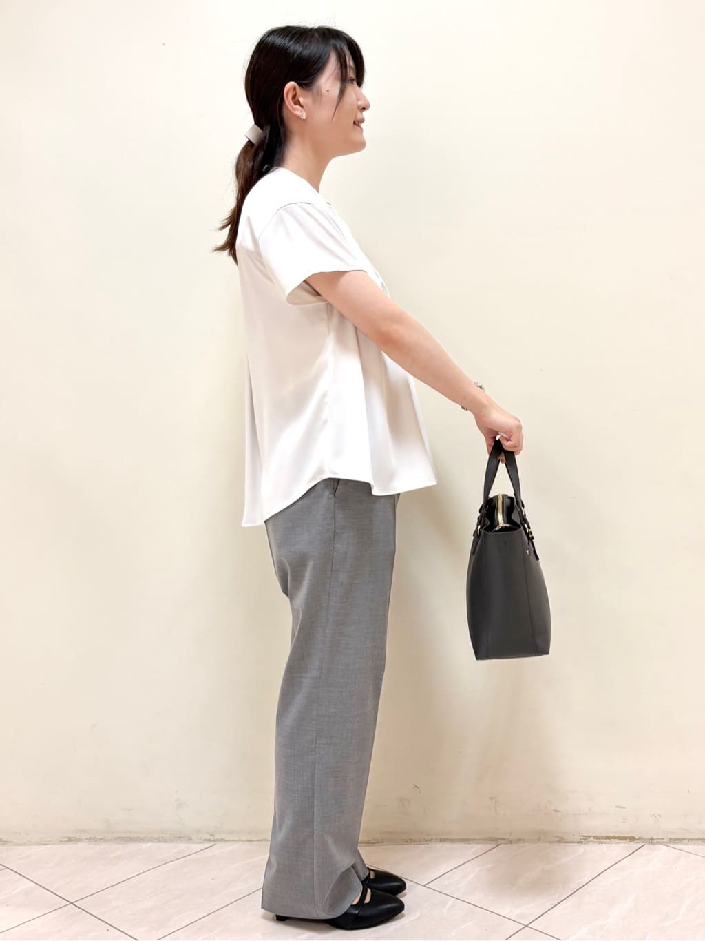 mikiさんの「Reflect｜【インナーに◎／すっきり見え！長め丈】タックデティールブラウス」を使ったコーディネート