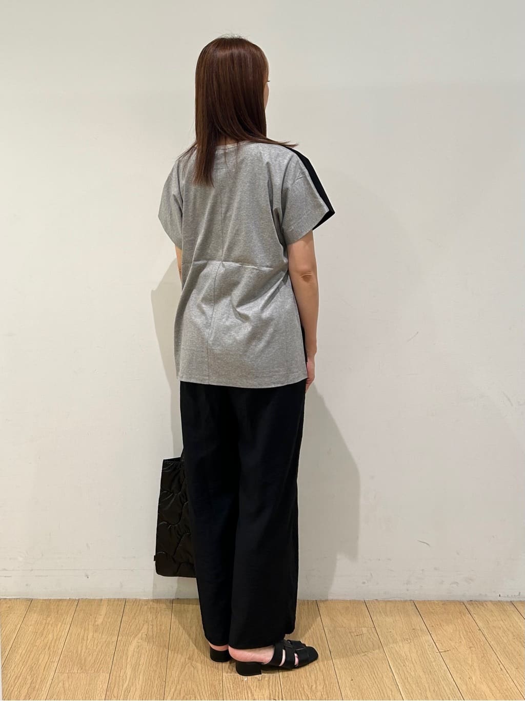kozueさんの「INDIVI｜【洗える／汗ジミ防止】バイカラー＆アシメヘム Tシャツ」を使ったコーディネート