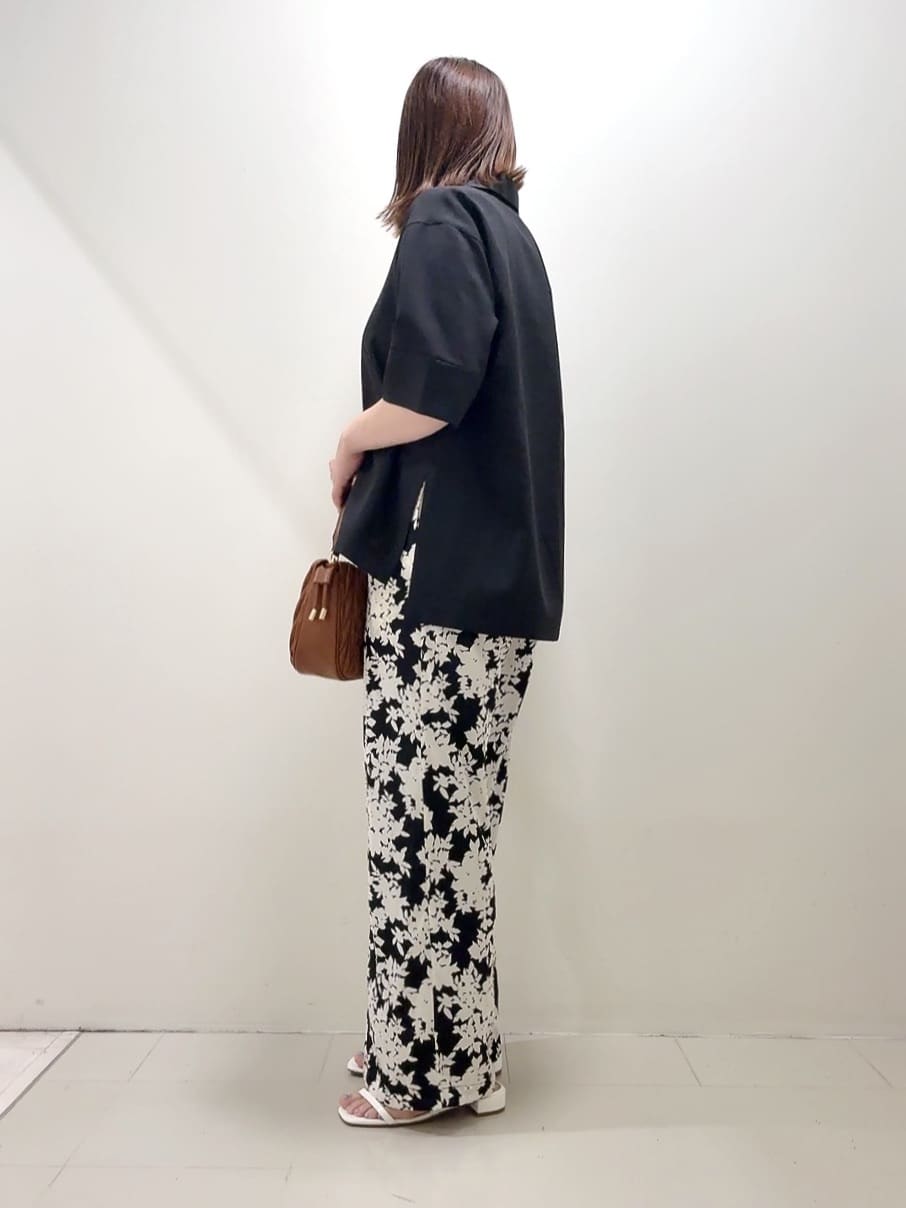 YUIさんの「UNTITLED｜【UVカット/接触冷感/吸水速乾/ゆったり】V開きネックシャツ」を使ったコーディネート