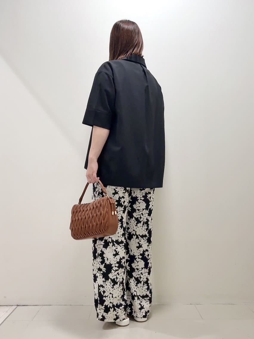 YUIさんの「UNTITLED｜【UVカット/接触冷感/吸水速乾/ゆったり】V開きネックシャツ」を使ったコーディネート