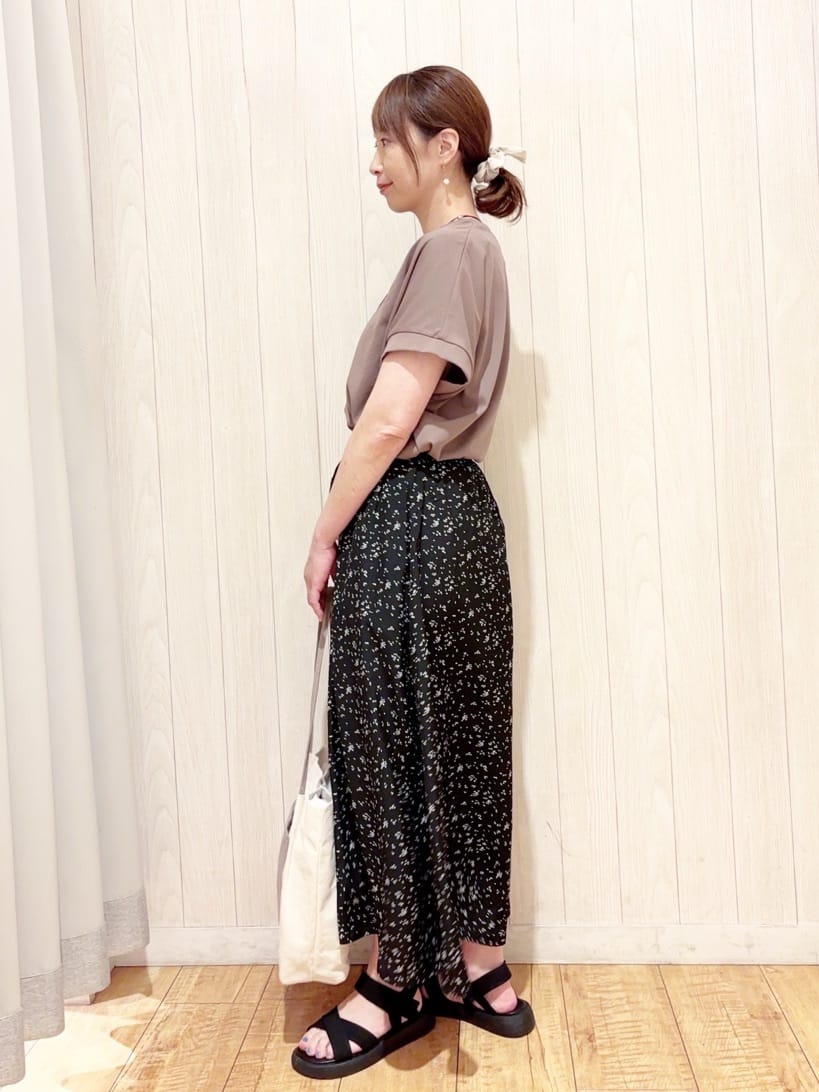 あいこさんの「SHOO･LA･RUE｜【S-LL/汗ジミ軽減/ひんやり/UV】体型カバーに タック入りドルマントップス」を使ったコーディネート