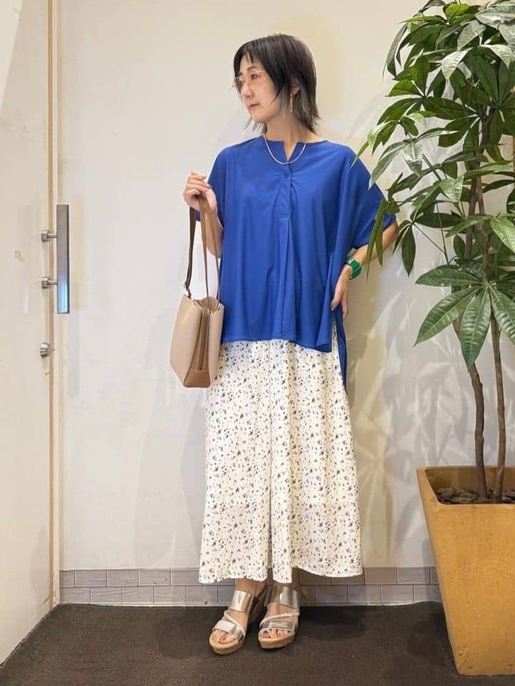 misakiさんの「SHOO･LA･RUE｜【S-LL】さらりとしたタッチが上品見え ワンボタンデザイン トップス」を使ったコーディネート