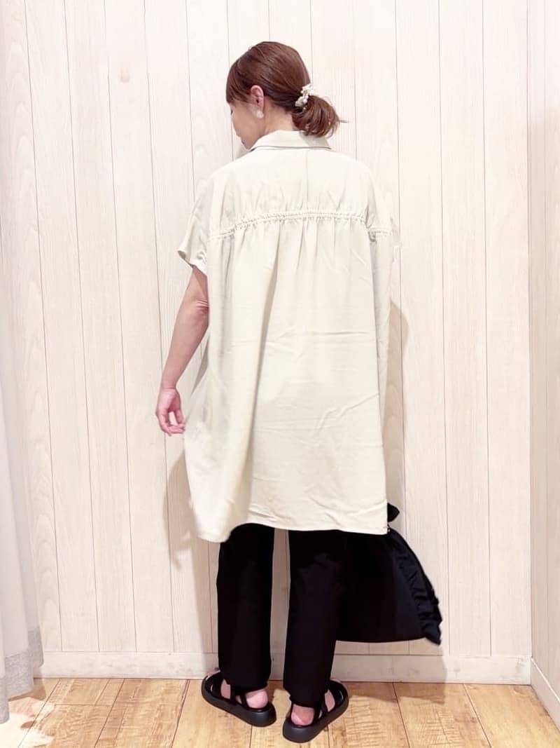 あいこさんの「SHOO･LA･RUE｜【S-LL/体型カバー】さらりとしたタッチが心地よい バックギャザーブラウス」を使ったコーディネート