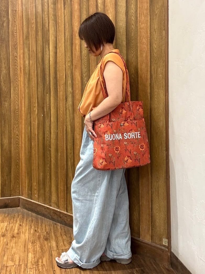 香泉さんの「SHOO･LA･RUE｜【S-LL/洗濯後しわになりにくい】上品にきれい見え スラブギャザーブラウス」を使ったコーディネート