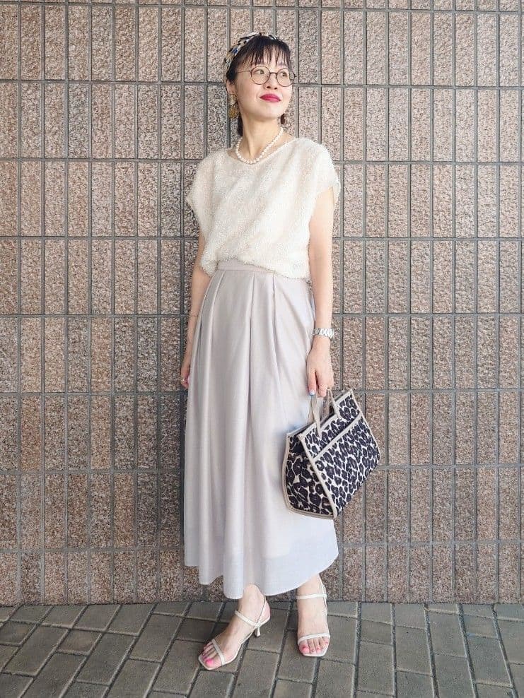 MUTSUKOさんの「UNTITLED｜【セットアップ可/洗える】フェザーフレンチスリーブブラウス」を使ったコーディネート