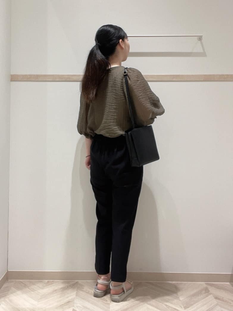 AYAさんの「SHOO･LA･RUE｜【S-LL/前後2WAY】バルーンスリーブが華やか こなれ見えシアーブラウス」を使ったコーディネート