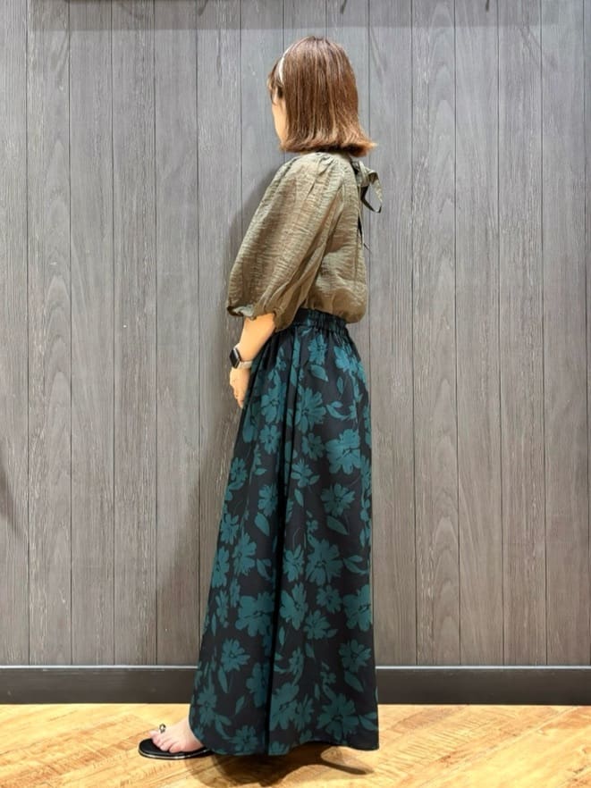 meiさんの「SHOO･LA･RUE｜【S-LL/前後2WAY】バルーンスリーブが華やか こなれ見えシアーブラウス」を使ったコーディネート