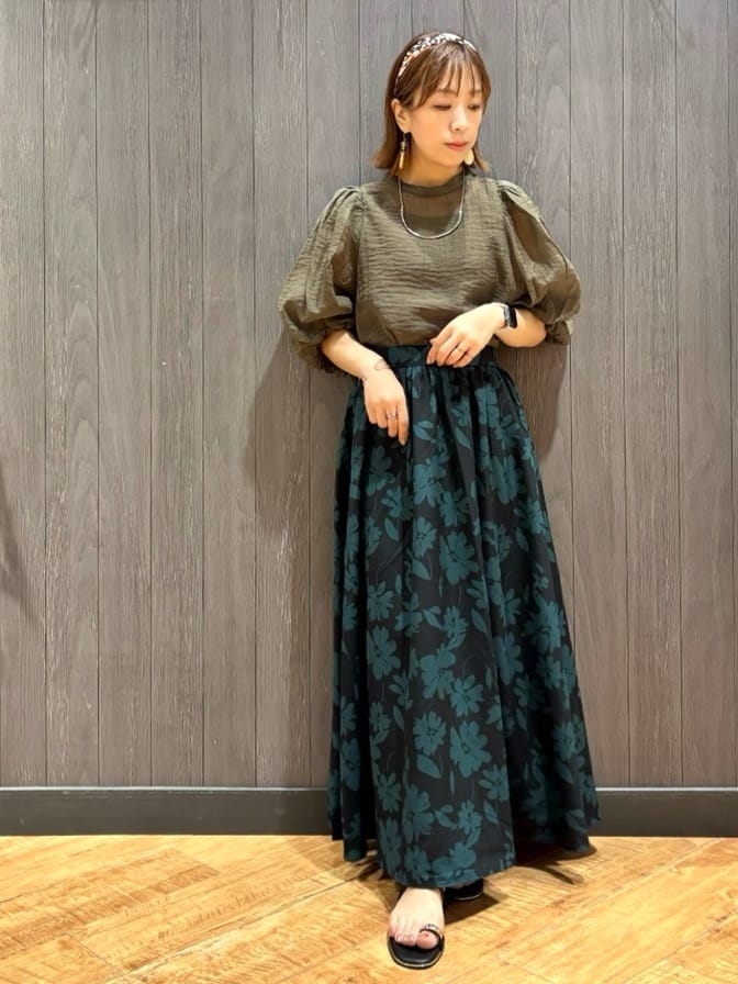 meiさんの「SHOO･LA･RUE｜【S-LL/前後2WAY】バルーンスリーブが華やか こなれ見えシアーブラウス」を使ったコーディネート