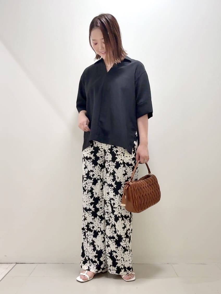 YUIさんの「UNTITLED｜【UVカット/接触冷感/吸水速乾/ゆったり】V開きネックシャツ」を使ったコーディネート