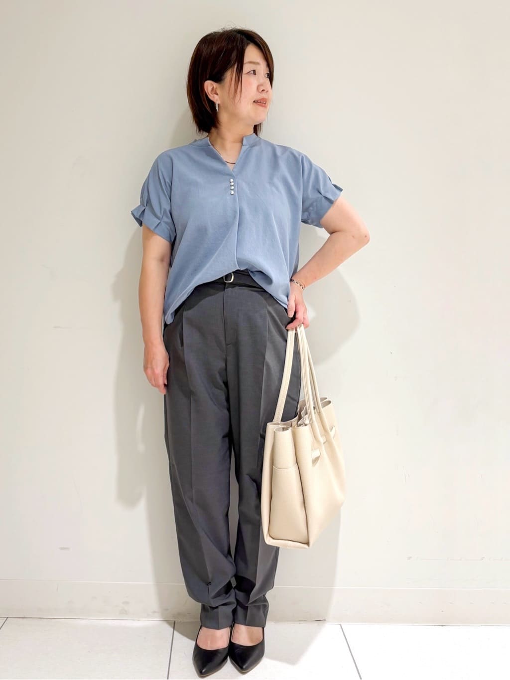 michiさんの「index｜《7色展開／XS-LLサイズ》タックスリーブスキッパーブラウス【洗濯機洗い可／吸水速乾／抗ピル／防シ」を使ったコーディネート