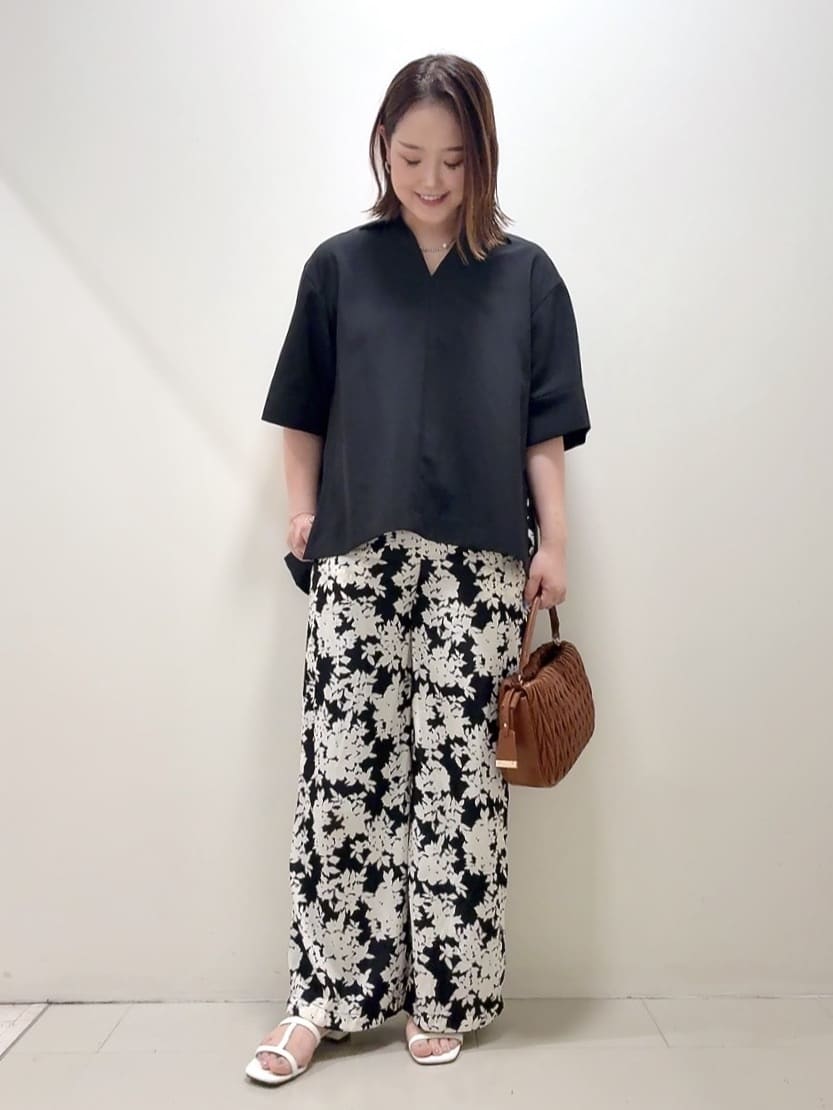 YUIさんの「UNTITLED｜【UVカット/接触冷感/吸水速乾/ゆったり】V開きネックシャツ」を使ったコーディネート