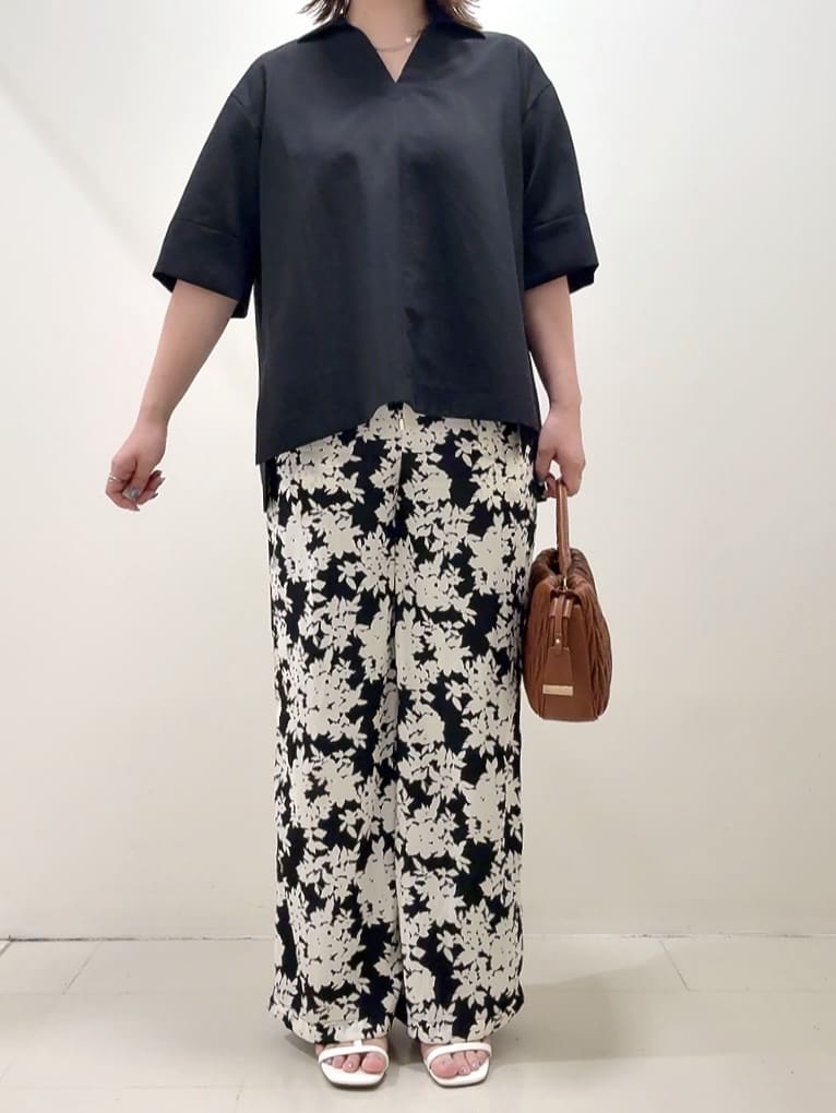 YUIさんの「UNTITLED｜【UVカット/接触冷感/吸水速乾/ゆったり】V開きネックシャツ」を使ったコーディネート