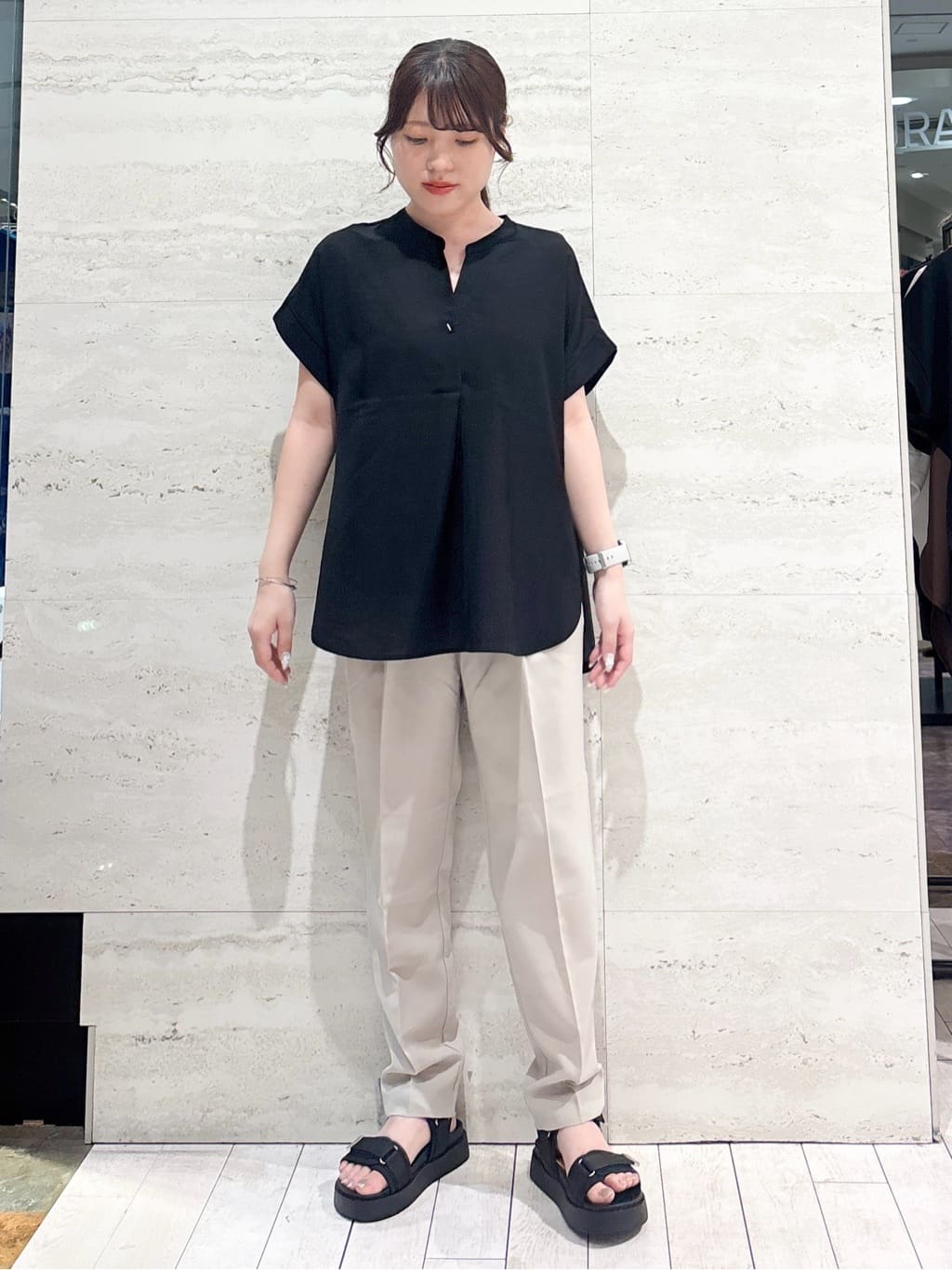 かほさんの「OPAQUE.CLIP｜《7色展開／SS-LLサイズ》ストレッチスキッパーブラウス／セットアップ対応【洗濯機洗い可／防シワ】」を使ったコーディネート