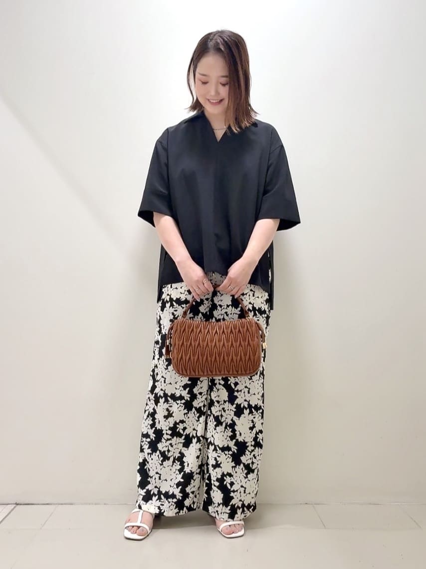 YUIさんの「UNTITLED｜【UVカット/接触冷感/吸水速乾/ゆったり】V開きネックシャツ」を使ったコーディネート