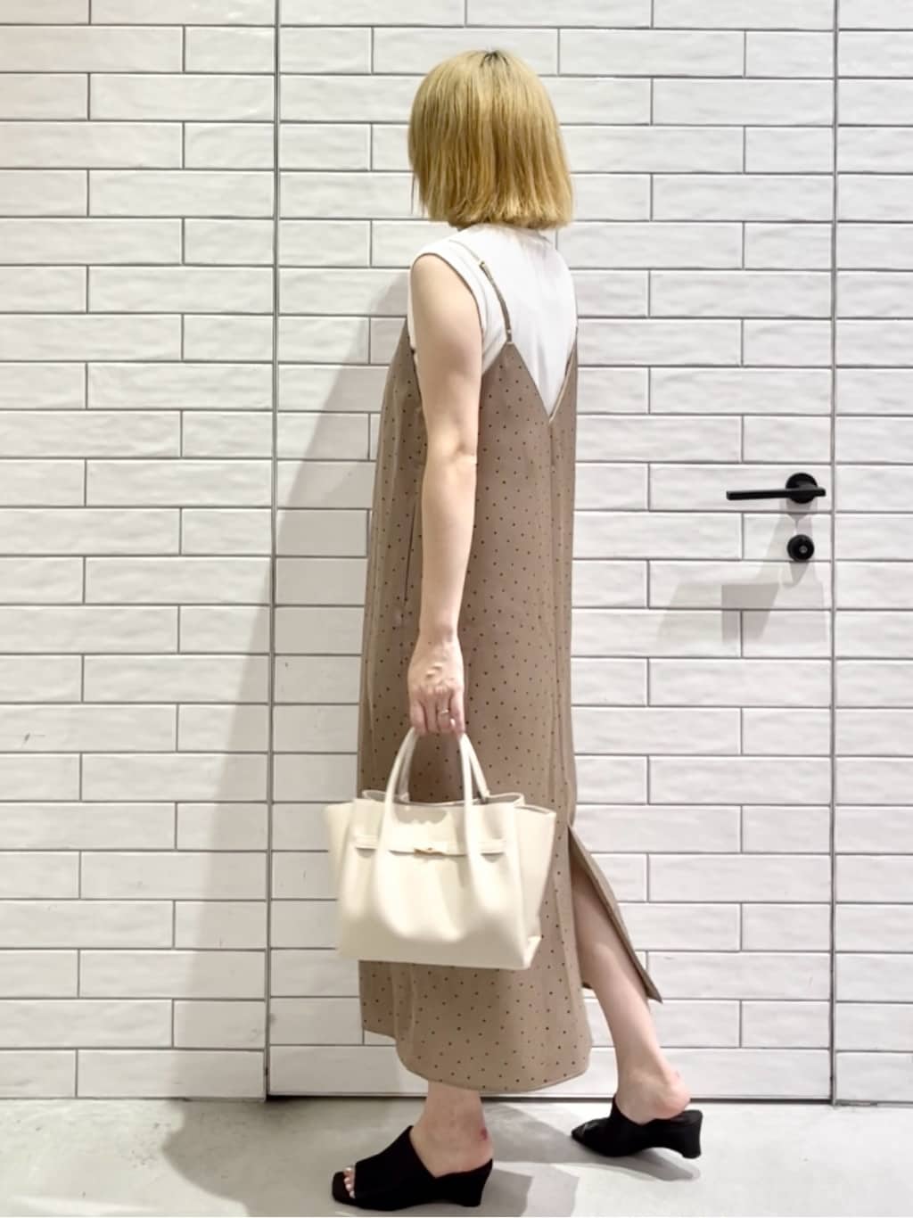 しおりさんの「OPAQUE.CLIP｜ランダムドット サテンキャミワンピース【洗濯機洗い可】」を使ったコーディネート