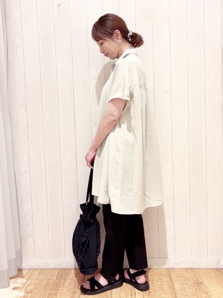 あいこさんの「SHOO･LA･RUE｜【S-LL/体型カバー】さらりとしたタッチが心地よい バックギャザーブラウス」を使ったコーディネート