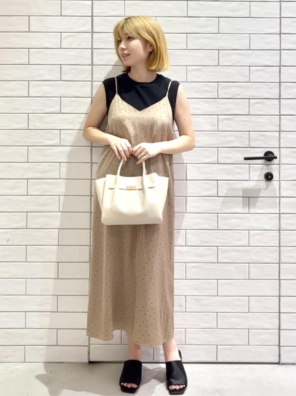しおりさんの「OPAQUE.CLIP｜ランダムドット サテンキャミワンピース【洗濯機洗い可】」を使ったコーディネート