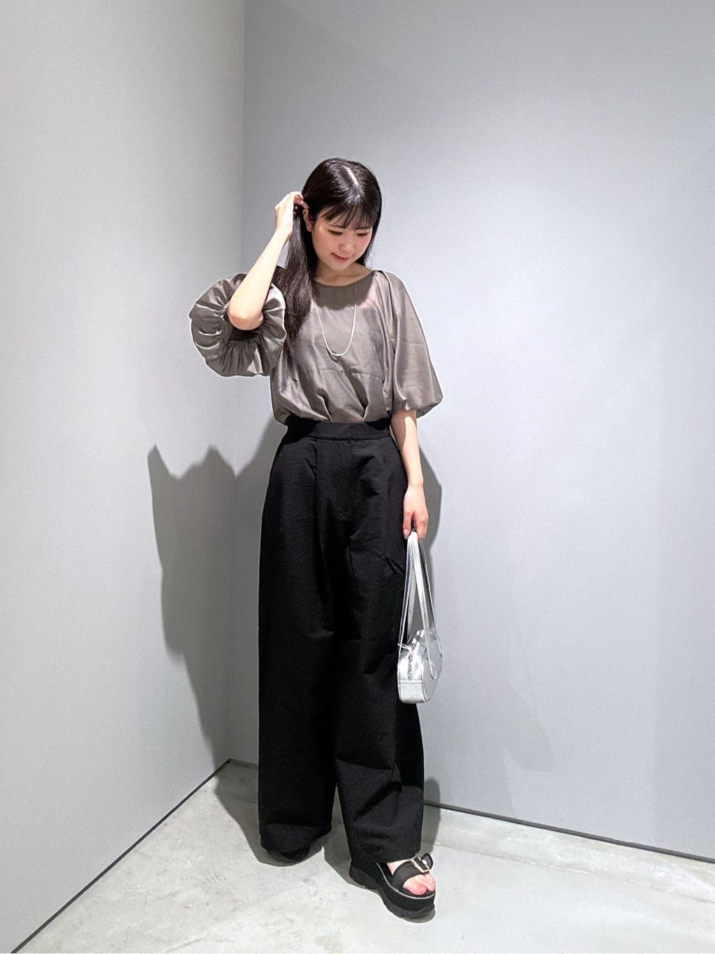 Renoさんの「INDIVI｜ボリュームスリーブブラウス」を使ったコーディネート