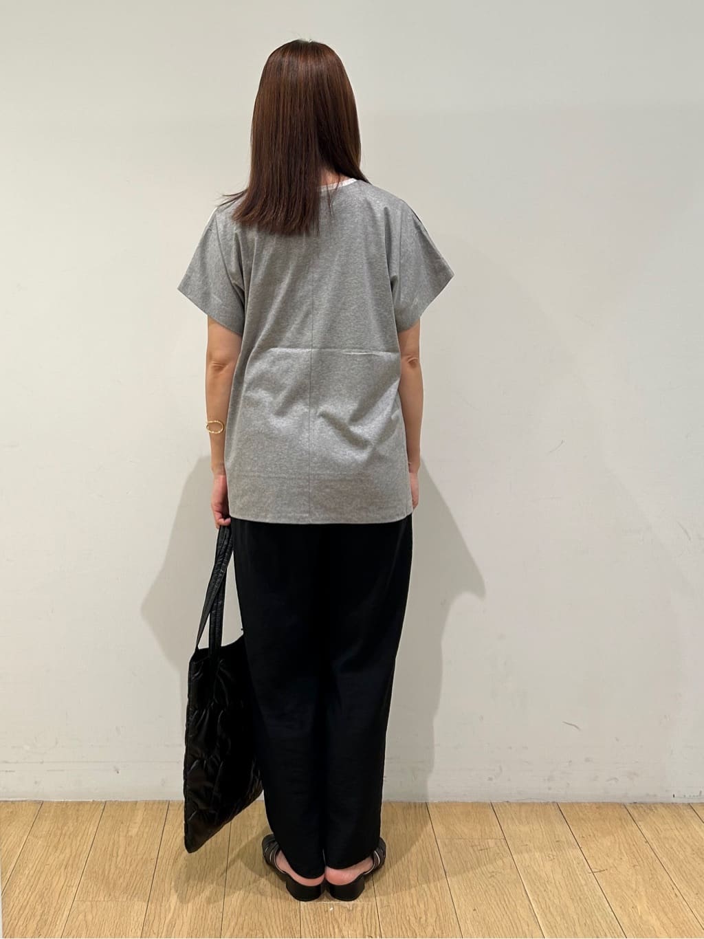 kozueさんの「INDIVI｜【洗える／汗ジミ防止】バイカラー＆アシメヘム Tシャツ」を使ったコーディネート