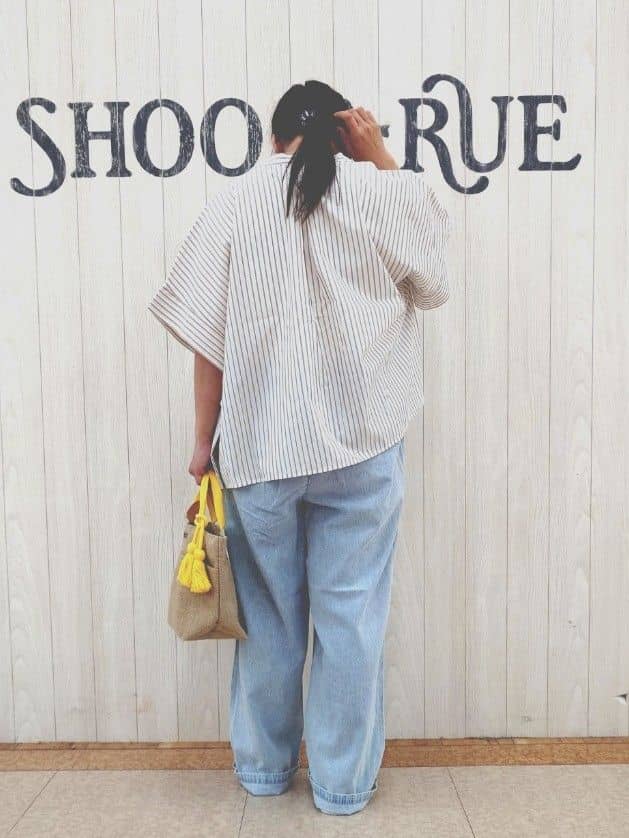 とろろさんの「SHOO･LA･RUE｜きれいめカジュアルに ラメストライプ ポンチョ風シャツ」を使ったコーディネート