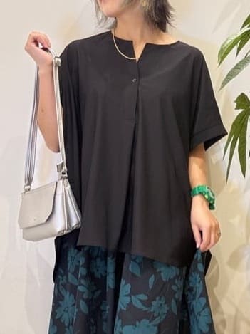 misakiさんの「SHOO･LA･RUE｜【S-LL】さらりとしたタッチが上品見え ワンボタンデザイン トップス」を使ったコーディネート