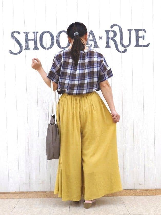 とろろさんの「SHOO･LA･RUE｜【S-LL】きれいに体型カバー さらシャリコットン スキッパーシャツ」を使ったコーディネート