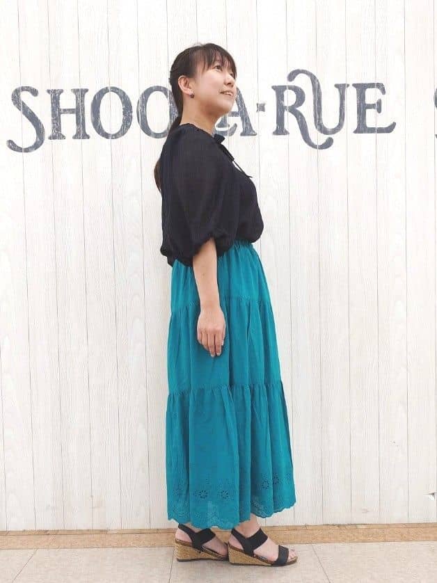とろろさんの「SHOO･LA･RUE｜【S-LL/前後2WAY】バルーンスリーブが華やか こなれ見えシアーブラウス」を使ったコーディネート