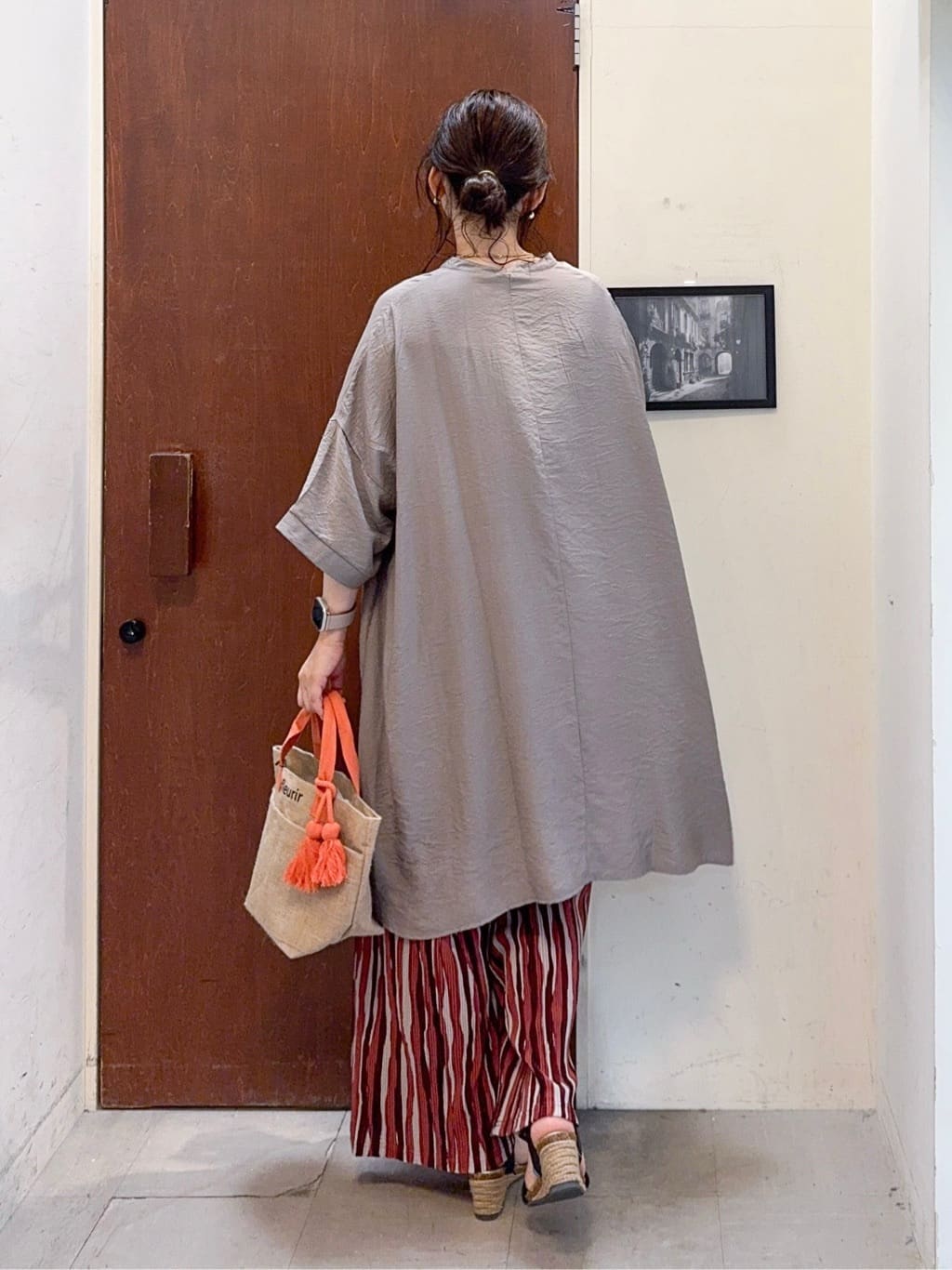𝐇𝐢𝐫𝐨𝐦𝐢さんの「SHOO･LA･RUE｜【洗濯機可/柄が選べる】さらさら楽ちん プリーツ ワイドパンツ」を使ったコーディネート