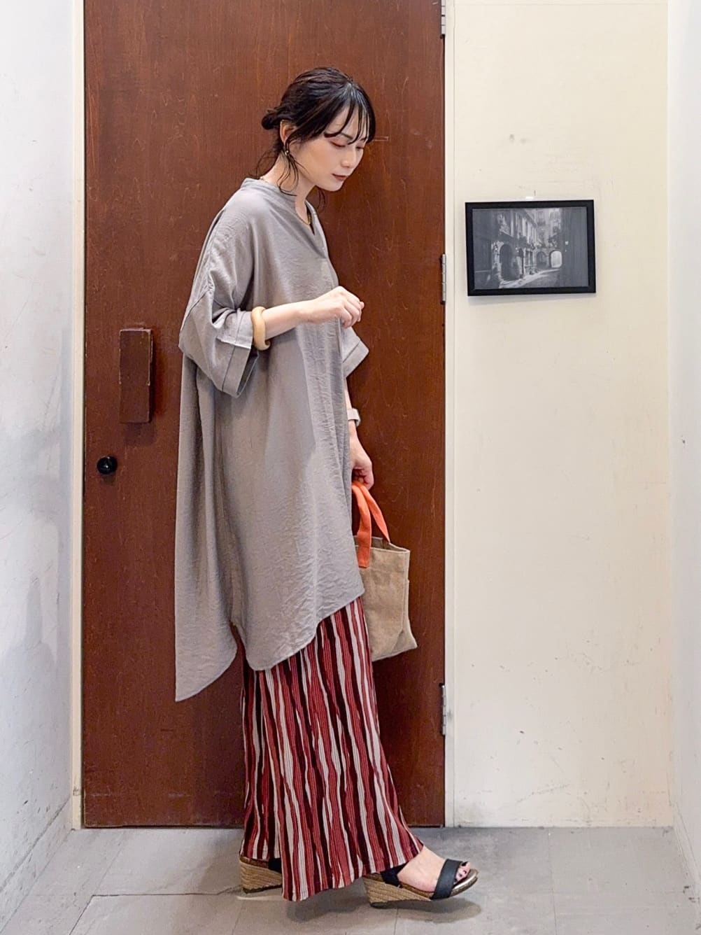 𝐇𝐢𝐫𝐨𝐦𝐢さんの「SHOO･LA･RUE｜【洗濯機可/柄が選べる】さらさら楽ちん プリーツ ワイドパンツ」を使ったコーディネート