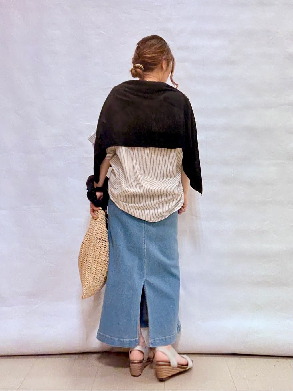 fuuさんの「SHOO･LA･RUE｜【S-LL/UV/接触冷感/抗菌防臭】体型を自然にカバー フレンチリネンブレンド襟付ドルマンシャツ」を使ったコーディネート