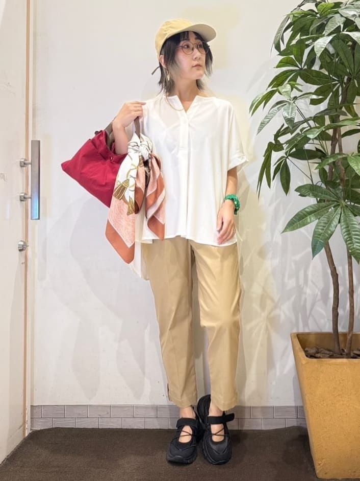 misakiさんの「SHOO･LA･RUE｜【S-LL】さらりとしたタッチが上品見え ワンボタンデザイン トップス」を使ったコーディネート