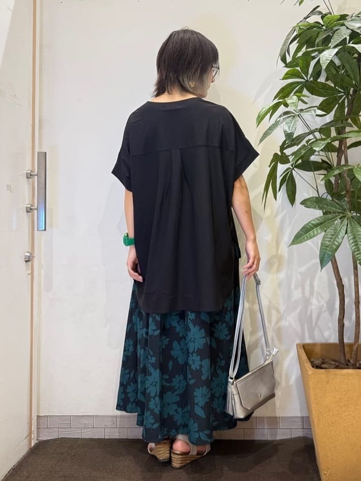 misakiさんの「SHOO･LA･RUE｜【S-LL】さらりとしたタッチが上品見え ワンボタンデザイン トップス」を使ったコーディネート
