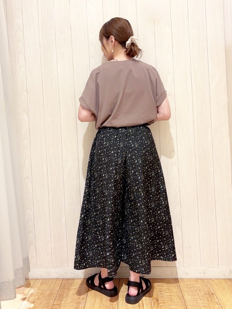 あいこさんの「SHOO･LA･RUE｜【S-LL/汗ジミ軽減/ひんやり/UV】体型カバーに タック入りドルマントップス」を使ったコーディネート
