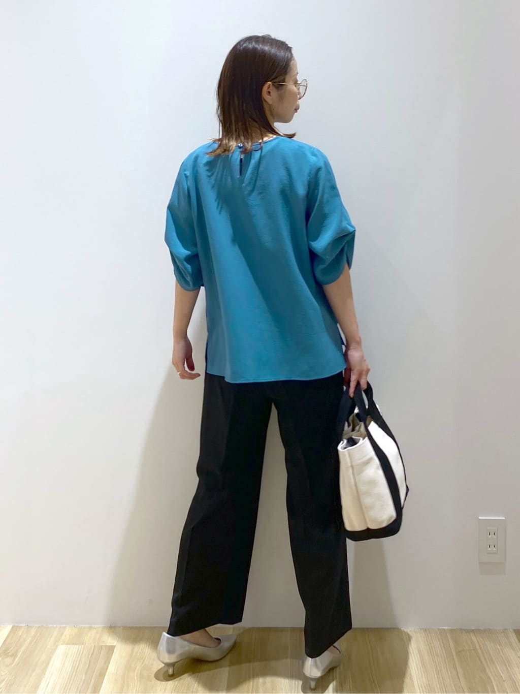 えりさんの「OPAQUE.CLIP｜リネンライクキーネックタックスリーブブラウス【洗濯機洗い可／吸水速乾／接触冷感】」を使ったコーディネート