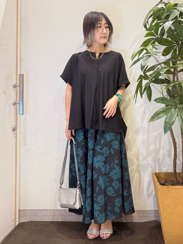 misakiさんの「SHOO･LA･RUE｜【S-LL】さらりとしたタッチが上品見え ワンボタンデザイン トップス」を使ったコーディネート