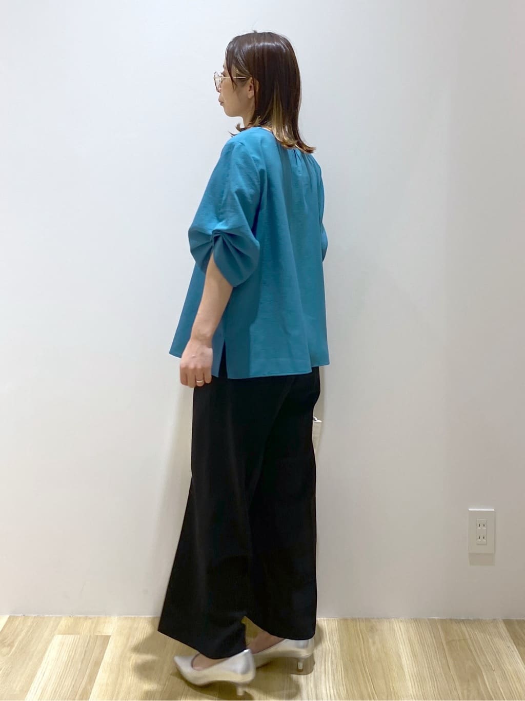 えりさんの「OPAQUE.CLIP｜リネンライクキーネックタックスリーブブラウス【洗濯機洗い可／吸水速乾／接触冷感】」を使ったコーディネート