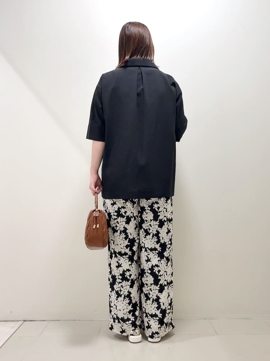 YUIさんの「UNTITLED｜【UVカット/接触冷感/吸水速乾/ゆったり】V開きネックシャツ」を使ったコーディネート