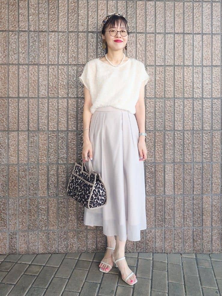MUTSUKOさんの「UNTITLED｜【セットアップ可/洗える】フェザーフレンチスリーブブラウス」を使ったコーディネート