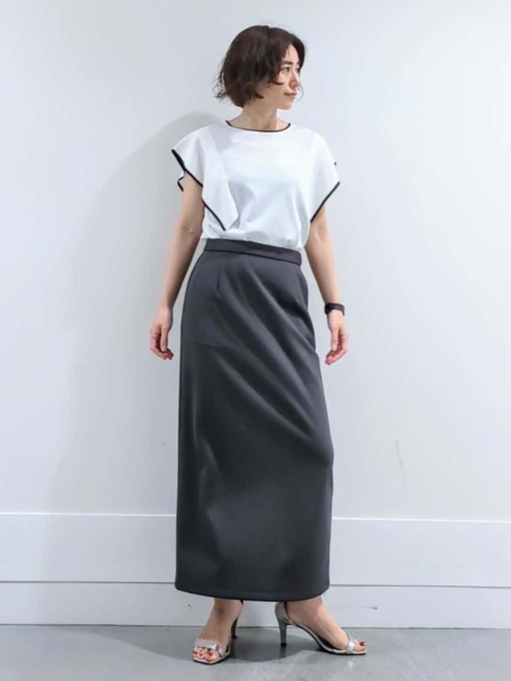 ミズタさんの「UNTITLED｜【後ろウエストゴム/ストレッチ性/オンオフ】ジャージナロースカート」を使ったコーディネート