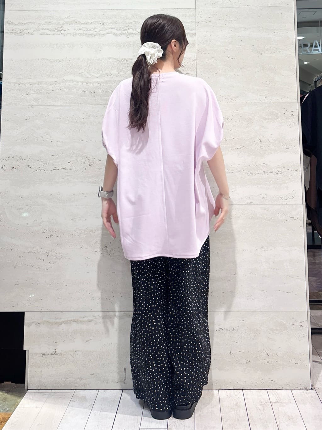 かほさんの「OPAQUE.CLIP｜幾何柄プリントイージーワイドパンツ／セットアップ対応【洗える】」を使ったコーディネート