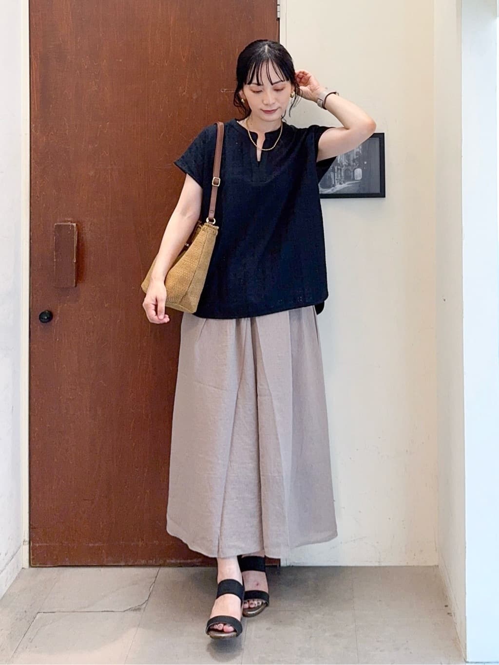 𝐇𝐢𝐫𝐨𝐦𝐢さんの「SHOO･LA･RUE｜【S-LL】抜け感とすっきり見えを叶える 刺繍レース スキッパー襟トップス」を使ったコーディネート