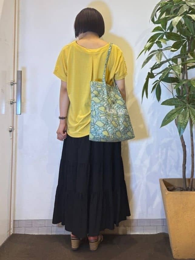 TOWAさんの「SHOO･LA･RUE｜【洗える/S-LL】微光沢で華やかなティアードスカート」を使ったコーディネート