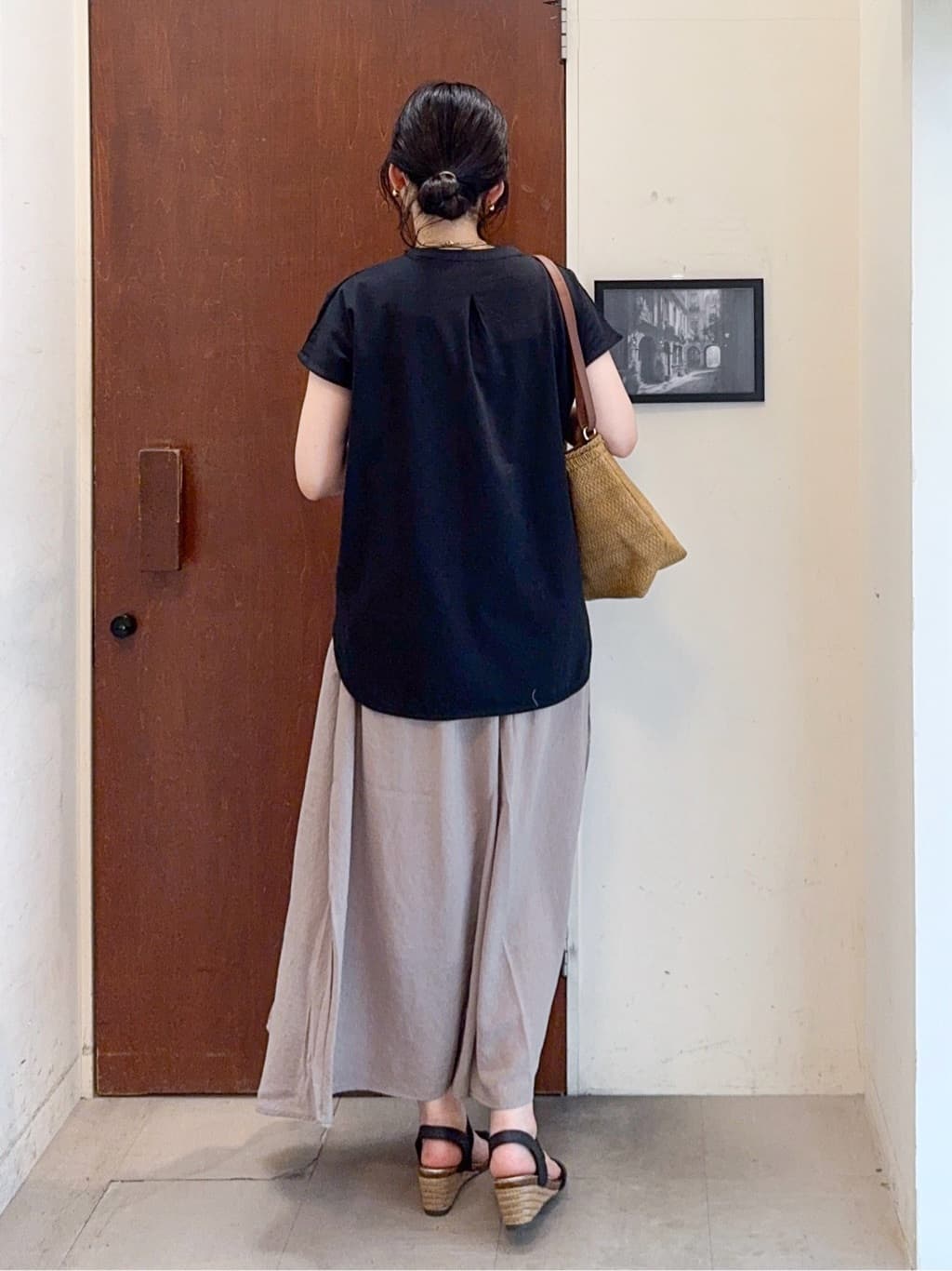 𝐇𝐢𝐫𝐨𝐦𝐢さんの「SHOO･LA･RUE｜【S-LL】抜け感とすっきり見えを叶える 刺繍レース スキッパー襟トップス」を使ったコーディネート