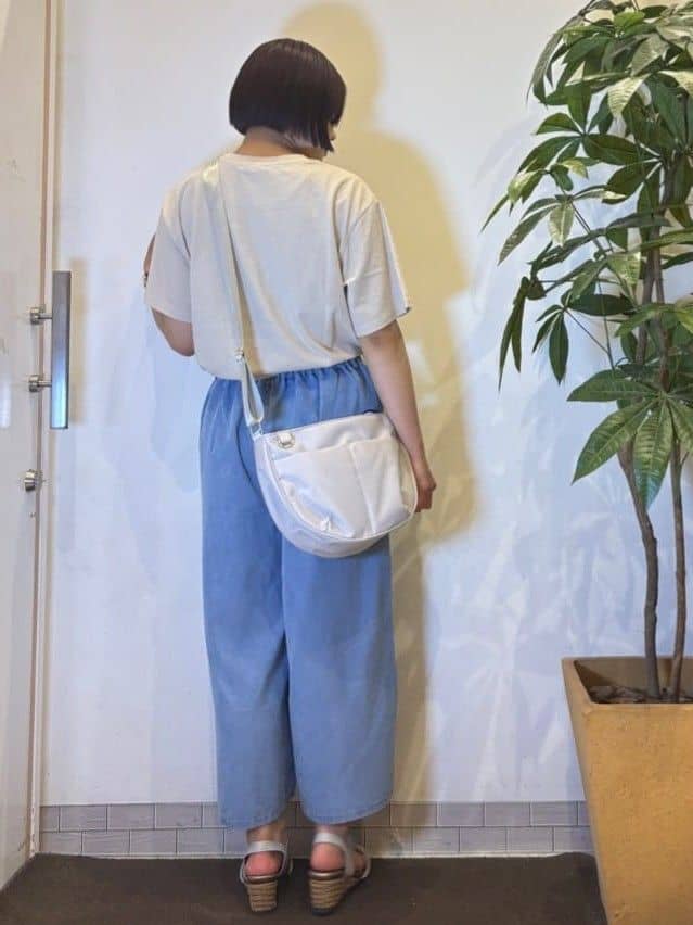 TOWAさんの「SHOO･LA･RUE｜【洗える/S-LL/ひんやり】金ボタンがアクセント　大人のデニムガウチョパンツ」を使ったコーディネート