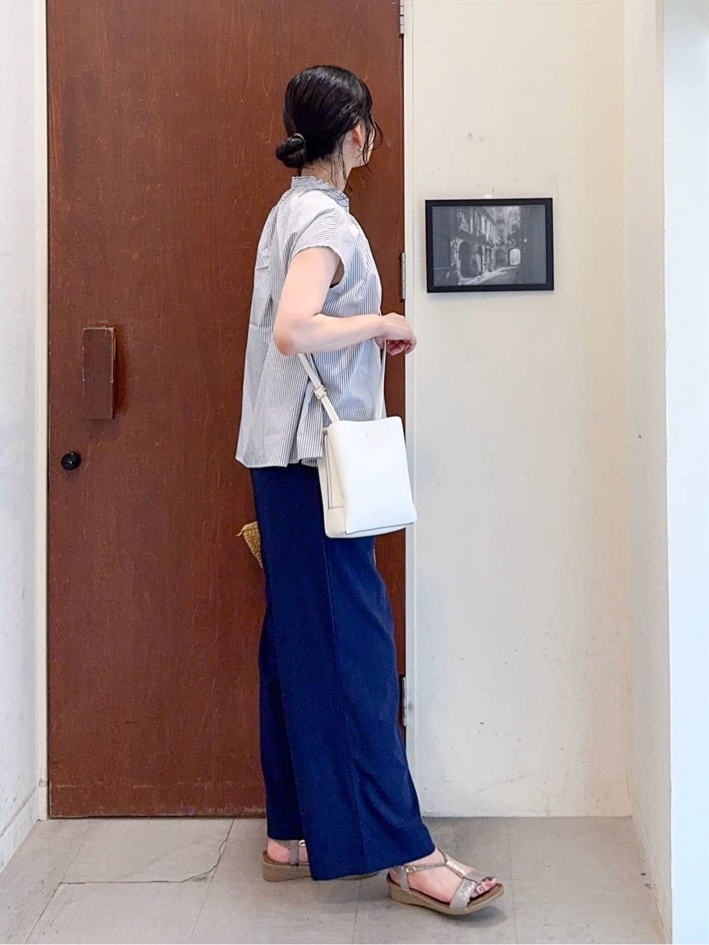 𝐇𝐢𝐫𝐨𝐦𝐢さんの「SHOO･LA･RUE｜【洗える/S-LL】プチフリル襟が女性らしい フレンチスリーブシャツ」を使ったコーディネート
