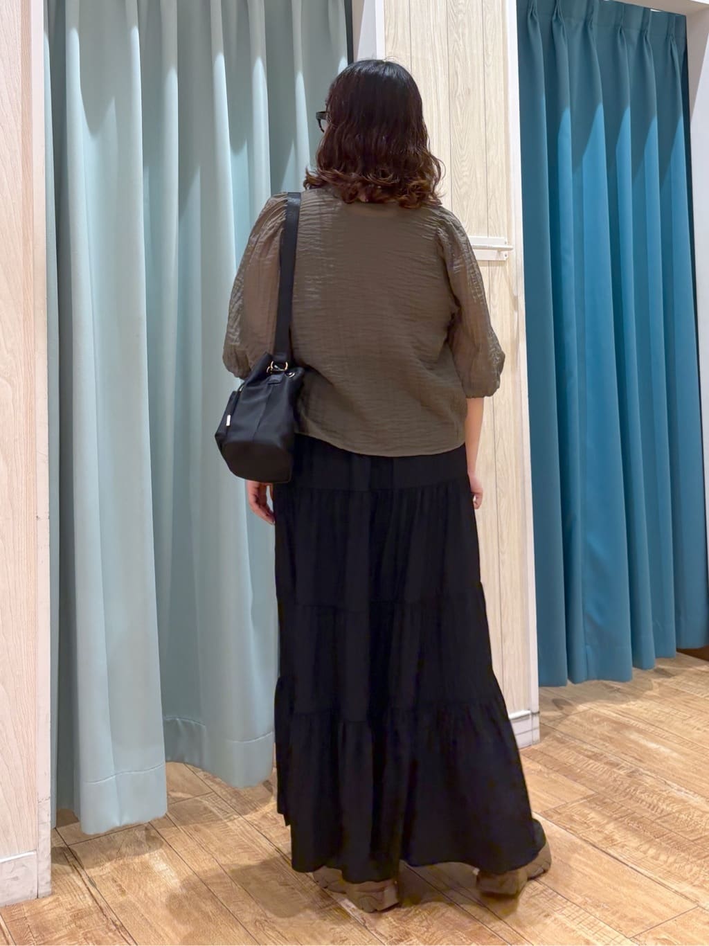 砂糖さんの「SHOO･LA･RUE｜【S-LL/前後2WAY】バルーンスリーブが華やか こなれ見えシアーブラウス」を使ったコーディネート