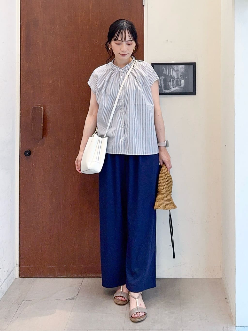 𝐇𝐢𝐫𝐨𝐦𝐢さんの「SHOO･LA･RUE｜【洗える/S-LL】プチフリル襟が女性らしい フレンチスリーブシャツ」を使ったコーディネート