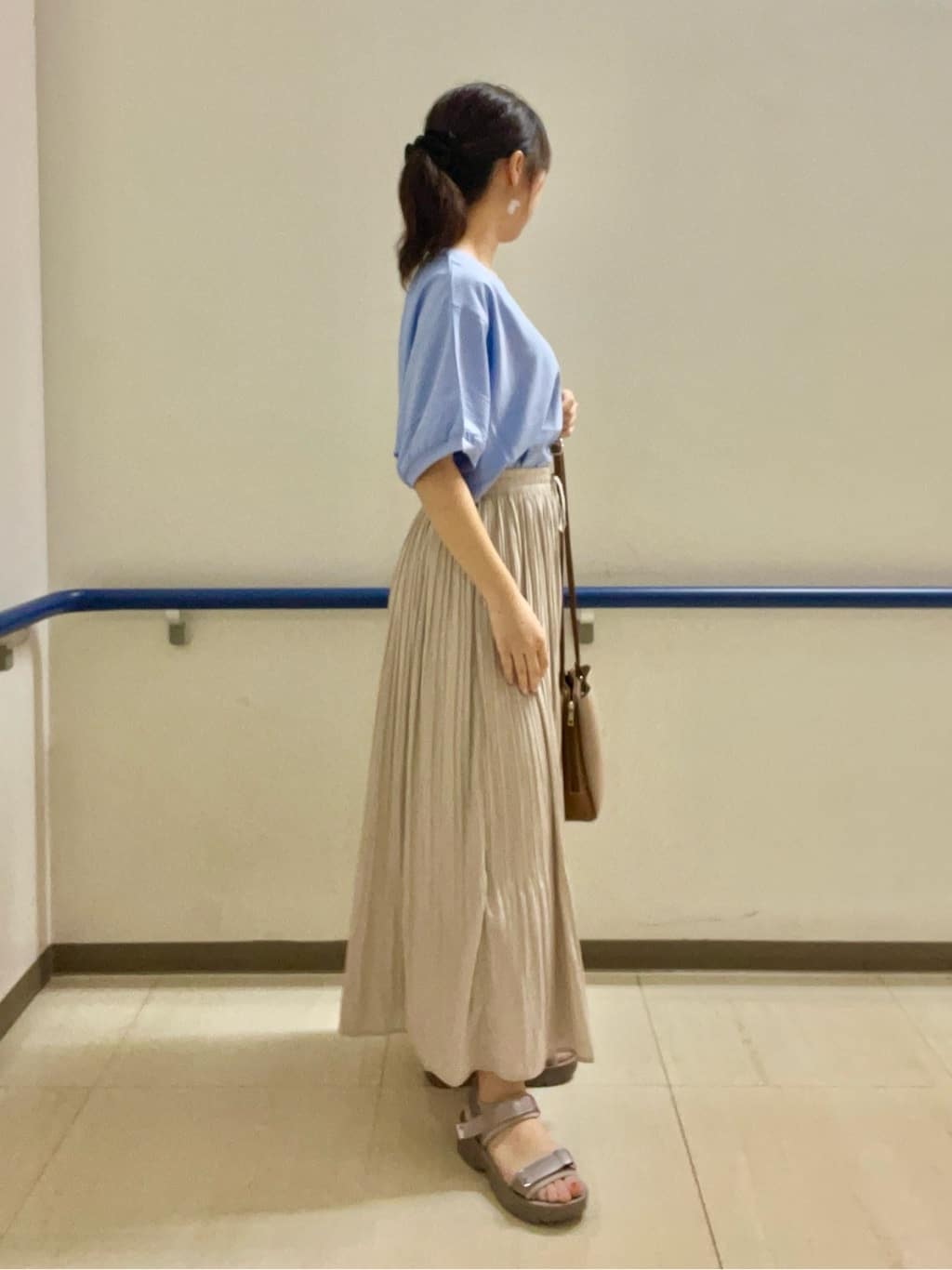 あもさんの「SHOO･LA･RUE｜【ひんやり/洗濯後しわになりにくい】リブ切り替えドルマンブラウス」を使ったコーディネート