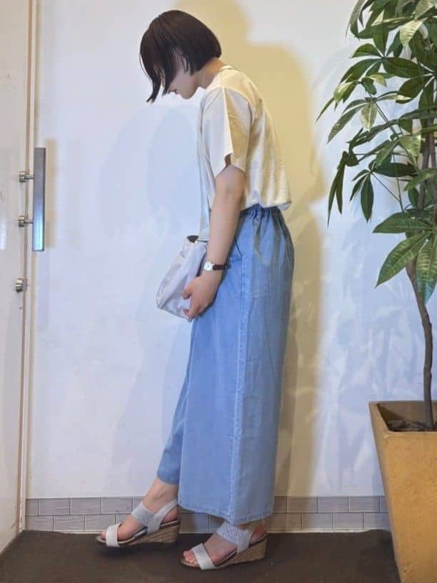 TOWAさんの「SHOO･LA･RUE｜【洗える/S-LL/ひんやり】金ボタンがアクセント　大人のデニムガウチョパンツ」を使ったコーディネート