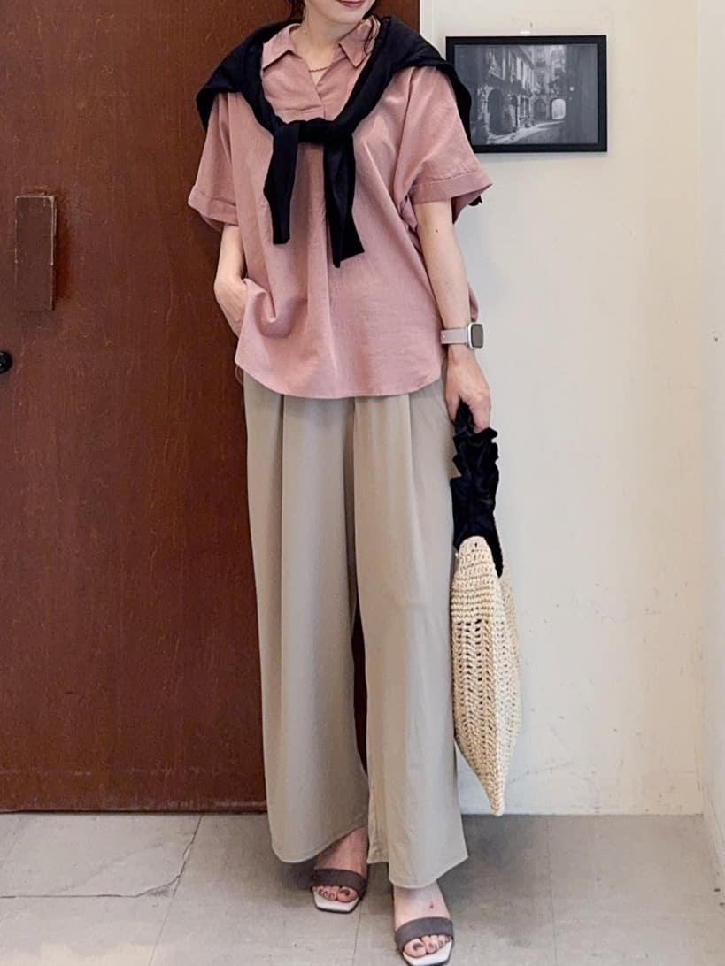 𝐇𝐢𝐫𝐨𝐦𝐢さんの「SHOO･LA･RUE｜【S-LL/UV/接触冷感/抗菌防臭】体型を自然にカバー フレンチリネンブレンド襟付ドルマンシャツ」を使ったコーディネート